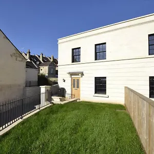  Holiday home Fantastic 3-bed House With Parking