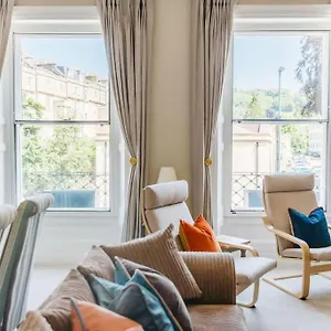 Apartment Luxury, Central, Sun-filled 3 Bed Haven In